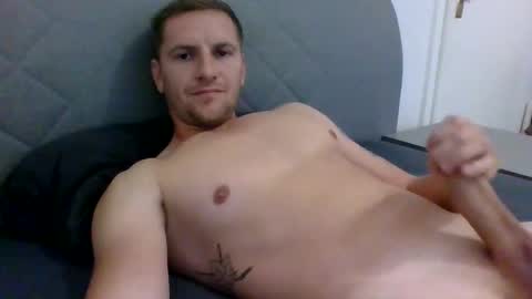 Snapshot of aluke95 chatting on October 4, 8:34 am aluke95 online show from October 4, 8:34 am