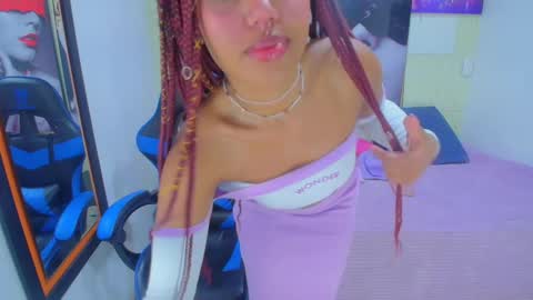 Snapshot of alya_gomez chatting on January 1, 6:06 pm online show from January 1, 6:06 pm