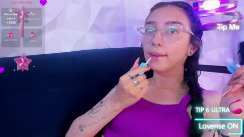 Snapshot of alys_molly chatting on December 18, 2:17 pm sopie online show from December 18, 2:17 pm