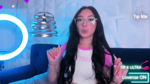 Snapshot of alys_molly chatting on January 11, 2:04 pm sopie online show from January 11, 2:04 pm