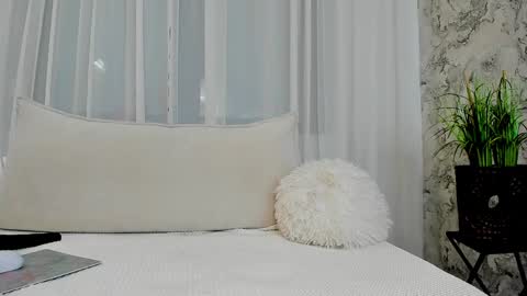 Snapshot of alyssamillan chatting on December 9, 6:01 am alysamillan online show from December 9, 6:01 am