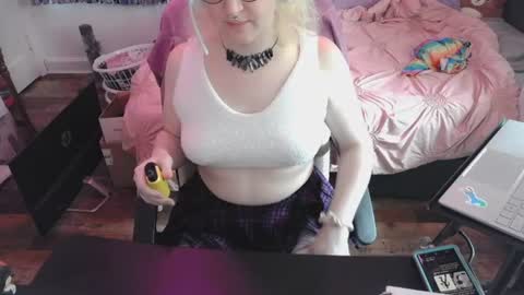 Snapshot of alyxiabewbs chatting on June 19, 7:50 pm alyxiabewbs online show from June 19, 7:50 pm