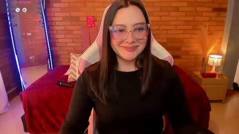 Snapshot of amaia_monet chatting on June 15, 3:25 pm Hi Im AmaiaHelp me reach 100 likes online show from June 15, 3:25 pm