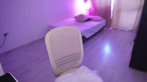 Snapshot of amalia_minkxx chatting on July 6, 3:36 pm amalia_minkxx online show from July 6, 3:36 pm
