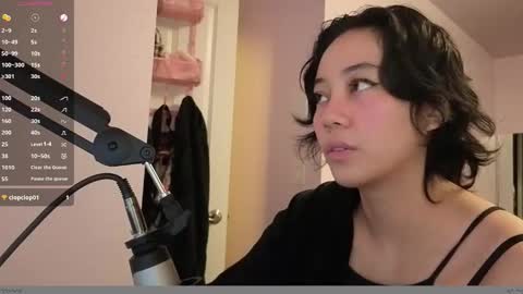 Snapshot of amateuroras chatting on February 19, 1:23 am leash online show from February 19, 1:23 am