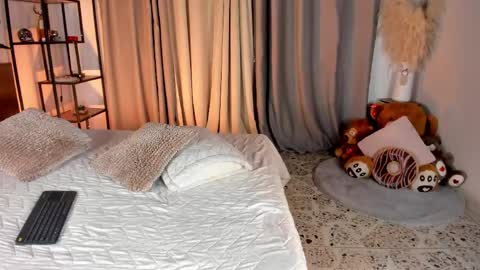 Amber online show from April 12, 9:20 pm