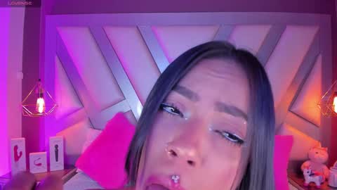 Snapshot of amber_villalobos chatting on January 17, 12:59 am Tell me Amber online show from January 17, 12:59 am