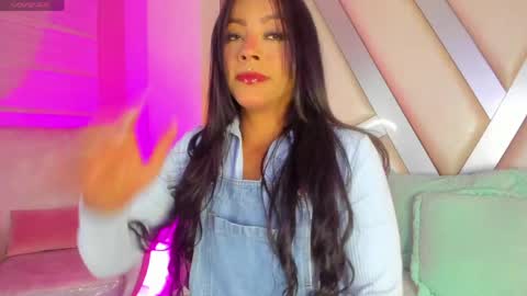 Snapshot of amber_villalobos chatting on May 17, 4:43 am Tell me Amber online show from May 17, 4:43 am