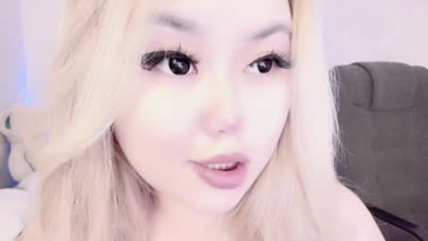 Snapshot of amelia_sunlight chatting on December 22, 11:09 pm Amelia online show from December 22, 11:09 pm