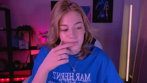 Snapshot of ameliarosaline chatting on May 13, 2:42 am ameliarosaline online show from May 13, 2:42 am