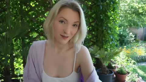 Snapshot of ameliawhitex chatting on May 20, 7:25 am Call me Pixie or Amy xxx online show from May 20, 7:25 am