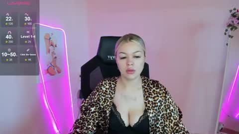 Snapshot of ameliepeach chatting on June 19, 1:54 am Amelie online show from June 19, 1:54 am
