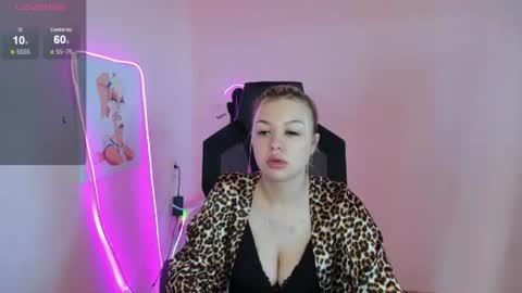 Snapshot of ameliepeach chatting on June 20, 2:14 am Amelie online show from June 20, 2:14 am