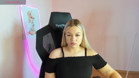Snapshot of ameliepeach chatting on August 2, 8:02 am Amelie online show from August 2, 8:02 am