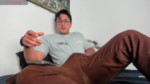 Snapshot of amon__ashford chatting on April 11, 3:33 am amon__ashford online show from April 11, 3:33 am