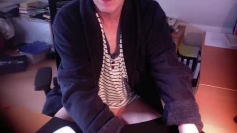 Snapshot of amor2200 chatting on October 4, 9:07 am Amor2200 online show from October 4, 9:07 am