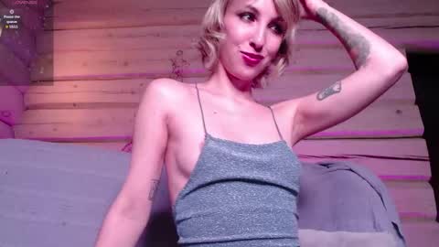 Snapshot of amy_glorious chatting on April 25, 4:15 pm Amy online show from April 25, 4:15 pm