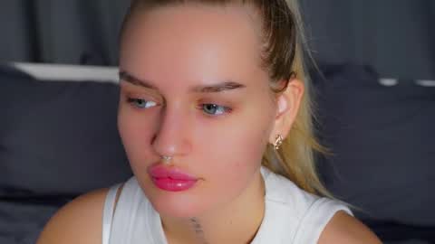 Snapshot of amylowe687328 chatting on February 1, 1:48 am Amy online show from February 1, 1:48 am