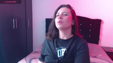 Snapshot of ana_arms_ chatting on February 24, 3:21 pm ana_arms_ online show from February 24, 3:21 pm