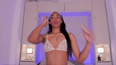 anaacollins_ online show from October 3, 11:40 am