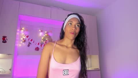 anaacollins_ online show from December 17, 7:42 pm