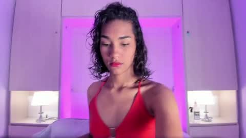 anaacollins_ online show from April 24, 12:07 pm