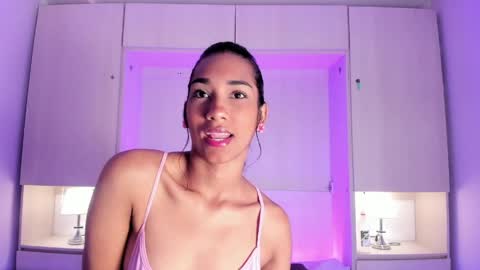 anaacollins_ online show from April 29, 11:36 am