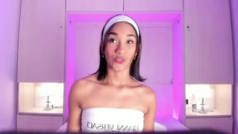 anaacollins_ online show from May 7, 11:59 am