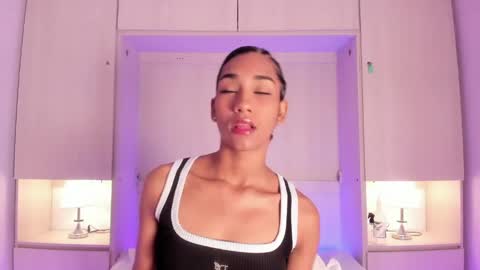 anaacollins_ online show from May 14, 11:39 am