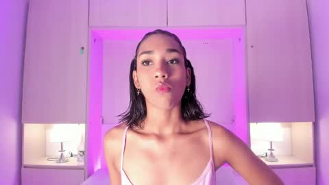 anaacollins_ online show from May 20, 11:38 am