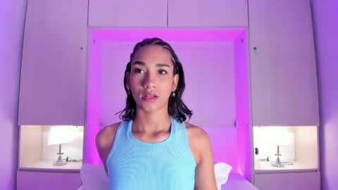 anaacollins_ online show from May 21, 12:01 pm