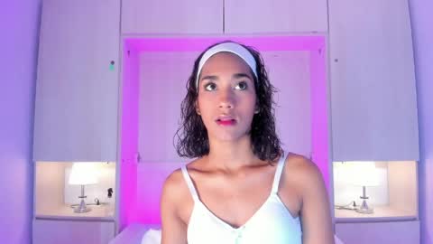 anaacollins_ online show from May 28, 11:29 am