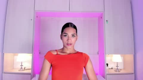 anaacollins_ online show from May 29, 12:03 pm