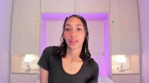 anaacollins_ online show from July 10, 12:08 pm