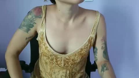 anabelucci_ online show from April 20, 12:08 pm