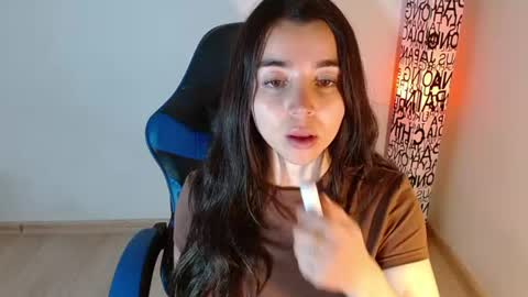 Snapshot of anarosse__ chatting on June 18, 2:34 am ana 3 online show from June 18, 2:34 am