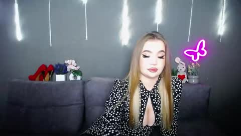 anastacyyellig online show from April 17, 1:30 am