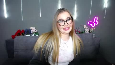 anastacyyellig online show from April 17, 8:45 pm