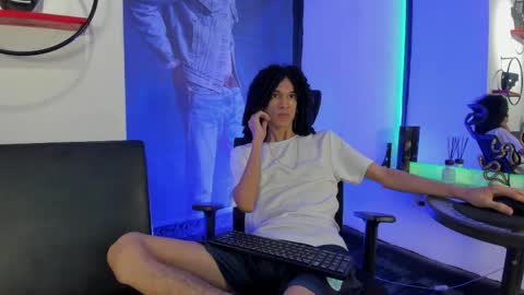 anddy_hugecock online show from May 17, 1:29 pm