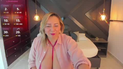 Snapshot of andre_soto_ chatting on April 11, 1:32 am A N D R E online show from April 11, 1:32 am