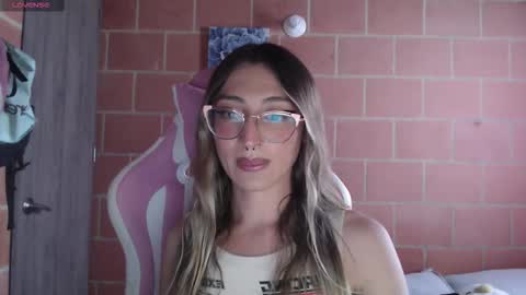 Snapshot of andrea_camila chatting on February 9, 9:19 pm Andrea online show from February 9, 9:19 pm