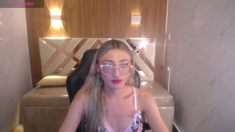 Snapshot of andrea_camila chatting on March 12, 3:23 am Andrea online show from March 12, 3:23 am