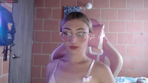 Snapshot of andrea_camila chatting on March 25, 9:43 pm Andrea online show from March 25, 9:43 pm