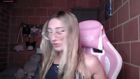 Snapshot of andrea_camila chatting on May 26, 4:14 pm Andrea online show from May 26, 4:14 pm
