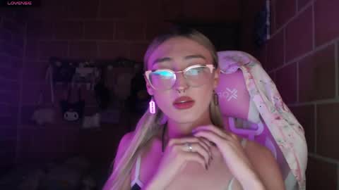 Snapshot of andrea_camila chatting on May 29, 3:15 am Andrea online show from May 29, 3:15 am