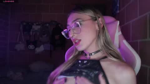 Snapshot of andrea_camila chatting on June 11, 12:54 am Andrea online show from June 11, 12:54 am