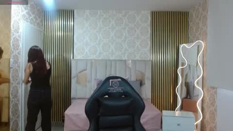 andrea_tay1 online show from May 10, 11:37 am