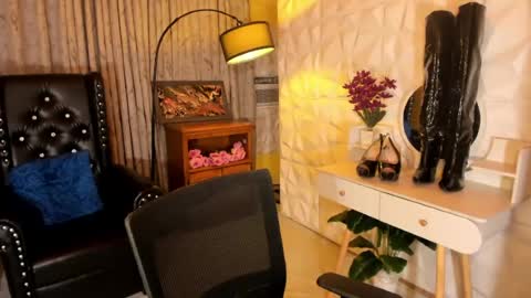 andreamorris online show from June 18, 2:01 am