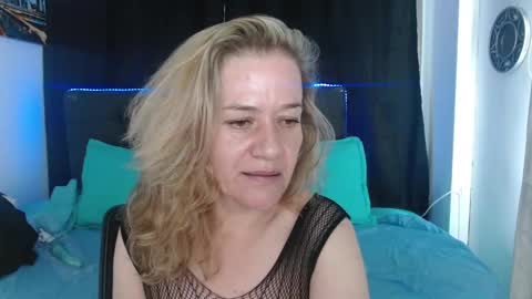 Snapshot of andreea_xx chatting on February 13, 2:13 pm andreea_xx online show from February 13, 2:13 pm