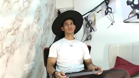 Snapshot of andres_stud chatting on October 20, 4:46 am andres_stud online show from October 20, 4:46 am